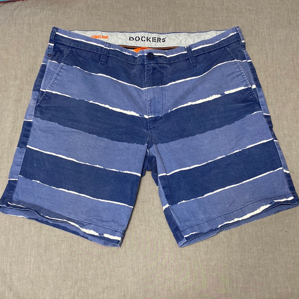 Dockers supreme flex ultimate short size 38. 9 inch inseam.